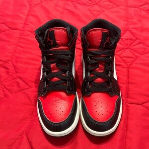 2022 Air Jordan 1 Mid GS 'Black Fire Red'